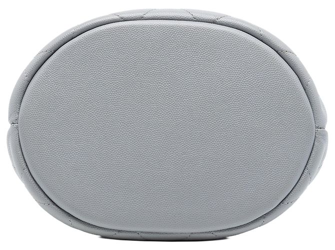 Borsa bucket con manico a catena e sciarpa Chanel CC trapuntato Caviar grigio - vista 3