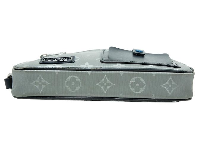 Clutch Louis Vuitton Monogram Satellite Alpha Grigio - vista 3