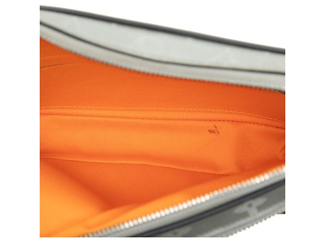 Clutch Louis Vuitton Monogram Satellite Alpha Grigio - vista 4