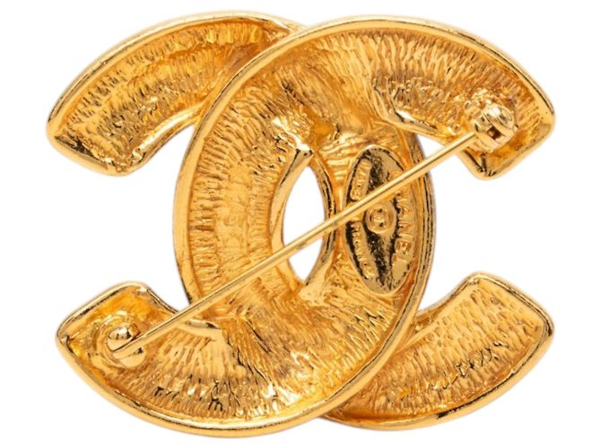 Spilla Chanel CC trapuntata placcata oro D'oro - vista 2
