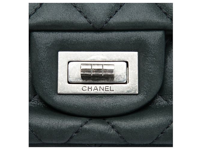 Borsa a Spalla Chanel Quilted Iridescent Lambskin Reissue 2.55 Bijoux Chain Double Flap 227 Nero - vista 5
