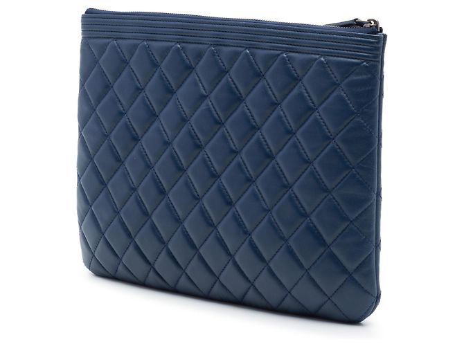 Clutch Chanel Boy O Case Medium Quilted Lambskin Blu - vista 2
