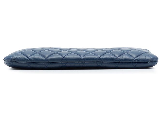Clutch Chanel Boy O Case Medium Quilted Lambskin Blu - vista 3