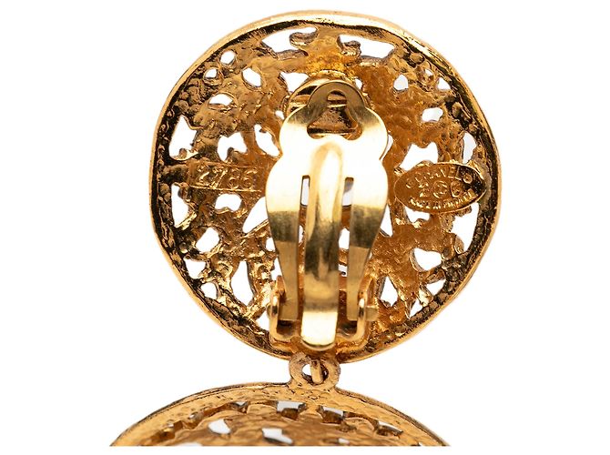 Orecchini a clip Chanel CC con filigrana dorata e doppi orbi D'oro - vista 3