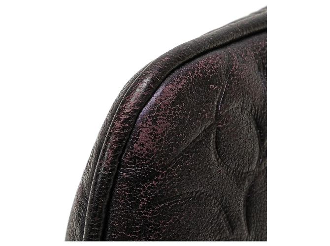 Bolsa Pochette Chanel em pele de cordeiro com relevo de camélia roxa e corrente Roxo - vista 10