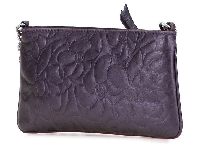Bolsa Pochette Chanel em pele de cordeiro com relevo de camélia roxa e corrente Roxo - vista 2