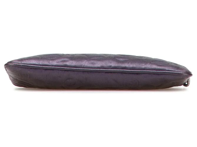 Bolsa Pochette Chanel em pele de cordeiro com relevo de camélia roxa e corrente Roxo - vista 3
