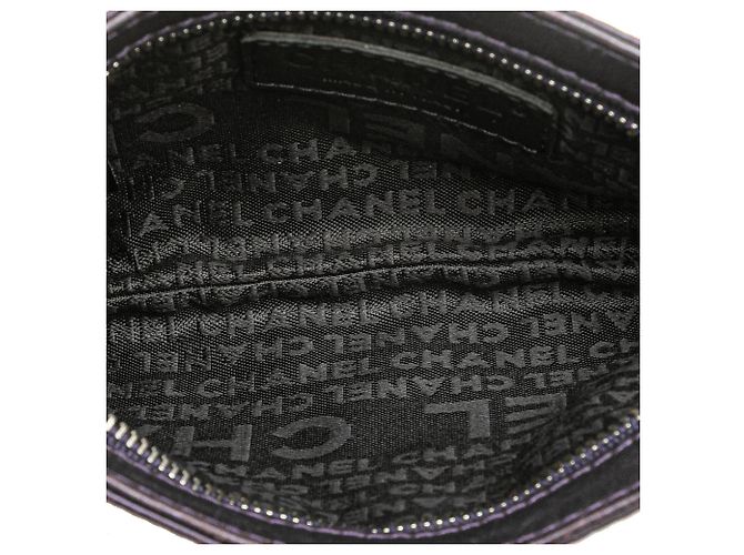 Bolsa Pochette Chanel em pele de cordeiro com relevo de camélia roxa e corrente Roxo - vista 4