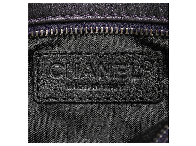 Bolsa Pochette Chanel em pele de cordeiro com relevo de camélia roxa e corrente Roxo - vista 5