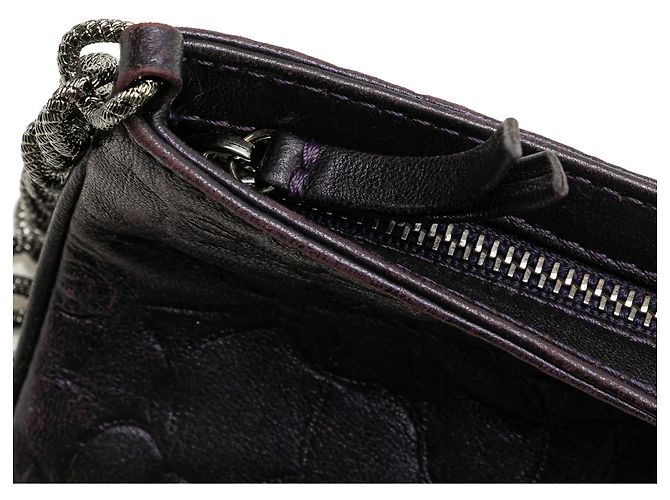Bolsa Pochette Chanel em pele de cordeiro com relevo de camélia roxa e corrente Roxo - vista 7