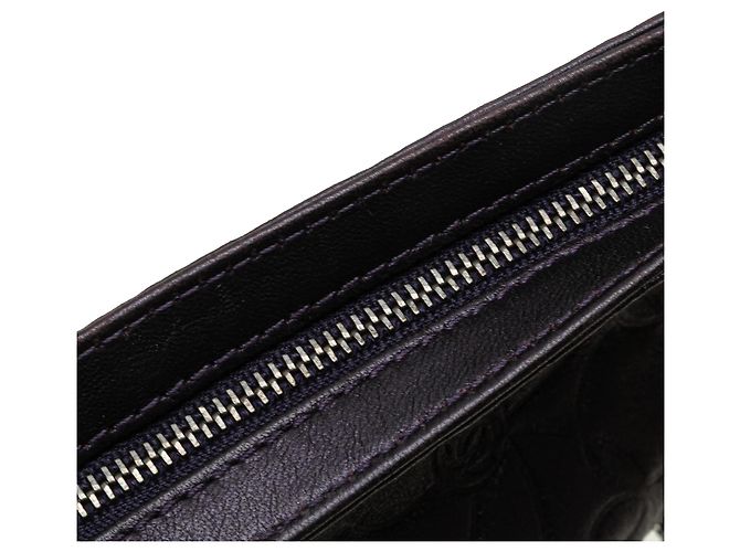 Bolsa Pochette Chanel em pele de cordeiro com relevo de camélia roxa e corrente Roxo - vista 8