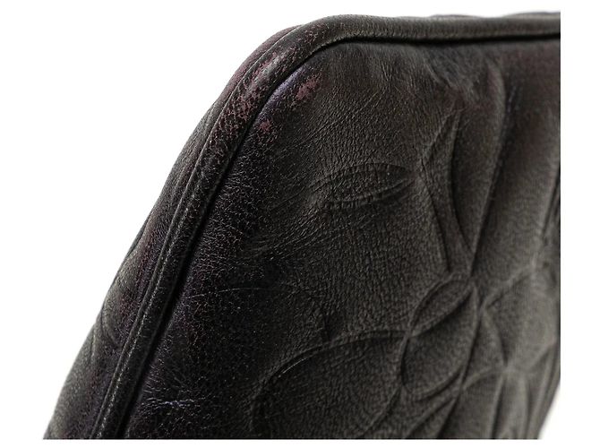 Bolsa Pochette Chanel em pele de cordeiro com relevo de camélia roxa e corrente Roxo - vista 9