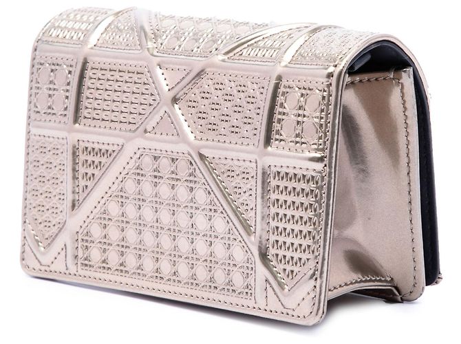 Borsa a tracolla Diorama Wallet on Chain in vernice metallizzata Microcannage dorata Dior - vista 2