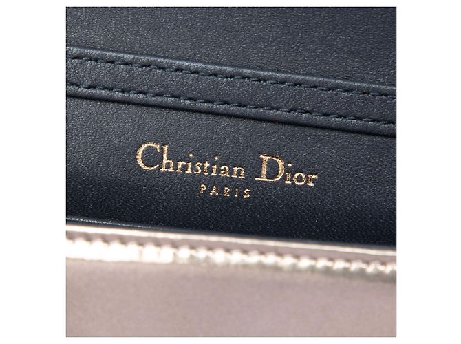 Borsa a tracolla Diorama Wallet on Chain in vernice metallizzata Microcannage dorata Dior - vista 5