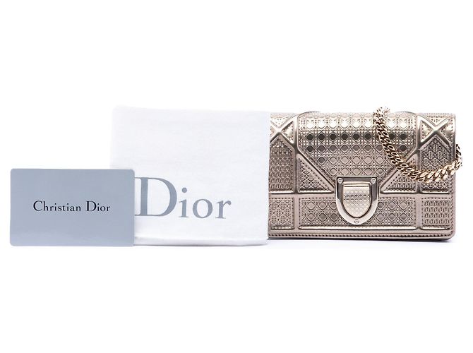 Borsa a tracolla Diorama Wallet on Chain in vernice metallizzata Microcannage dorata Dior - vista 7
