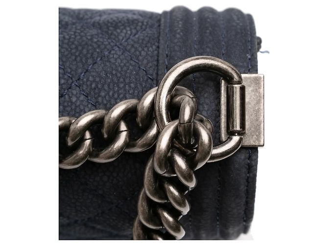 Borsa a tracolla Chanel Large Boy Flap in caviar trapuntato iridescente blu - vista 8