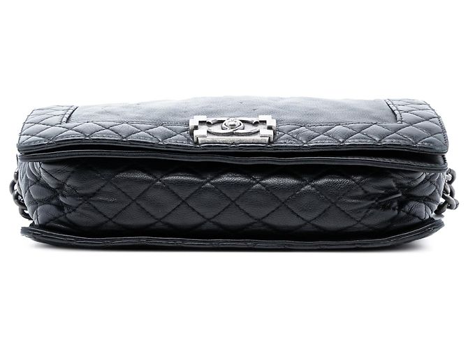 Borsa a tracolla Boy Reverso con patta in pelle di vitello nera Chanel Medium Nero - vista 3