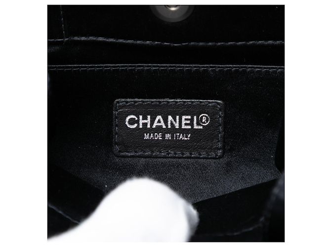 Borsa da sera in raso nero con camelia Chanel - vista 5