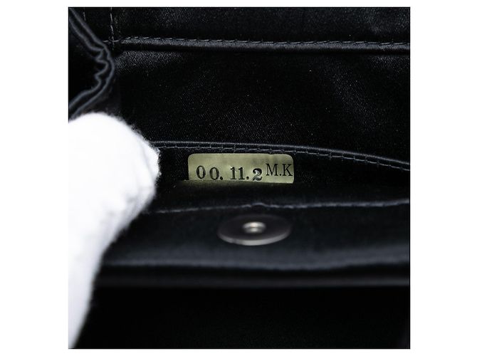 Borsa da sera in raso nero con camelia Chanel - vista 7