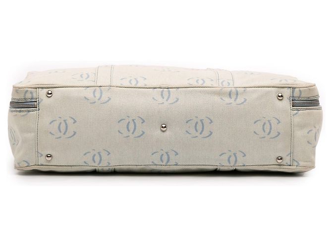 Borsa da viaggio Chanel CC in denim blu - vista 3