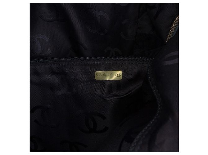 Borsa da viaggio Chanel CC in denim blu - vista 6