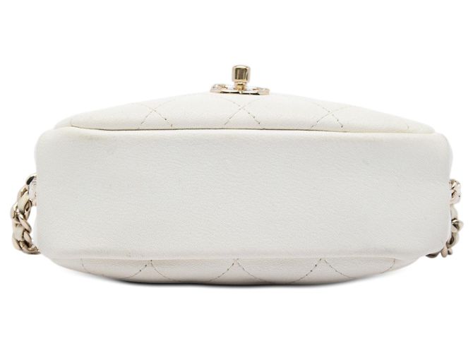 Camera Pequena bolsa de câmera Chanel branca em pele de cabra acolchoada casual Branco - vista 3