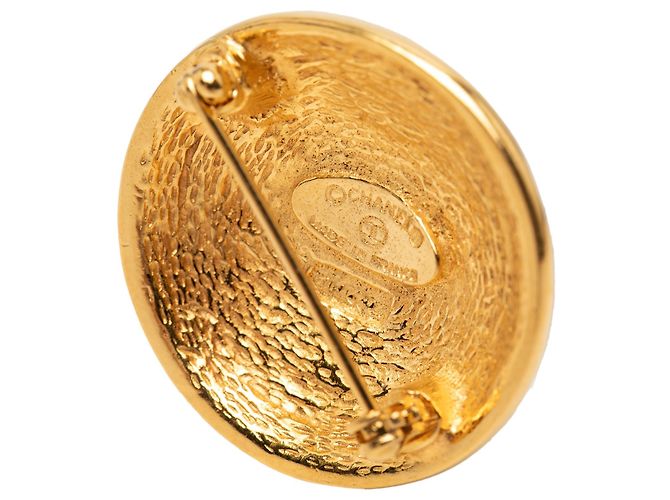 Spilla rotonda trapuntata Chanel CC placcata oro D'oro - vista 3