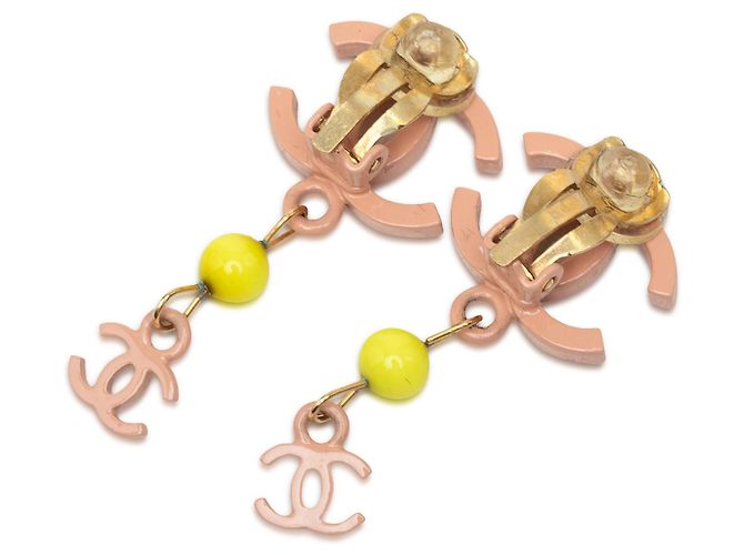 Orecchini a clip in resina e placcati oro CC Chanel rosa - vista 2