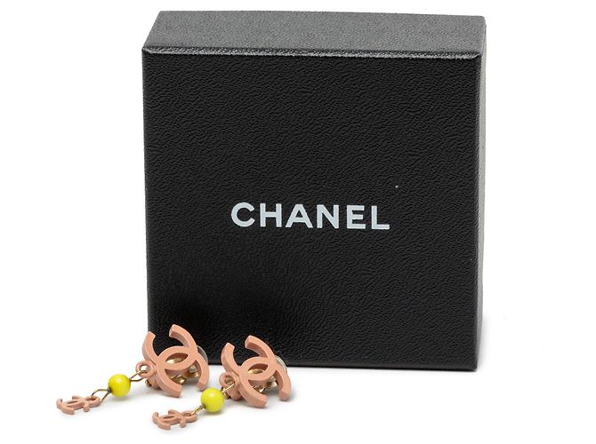 Orecchini a clip in resina e placcati oro CC Chanel rosa - vista 4