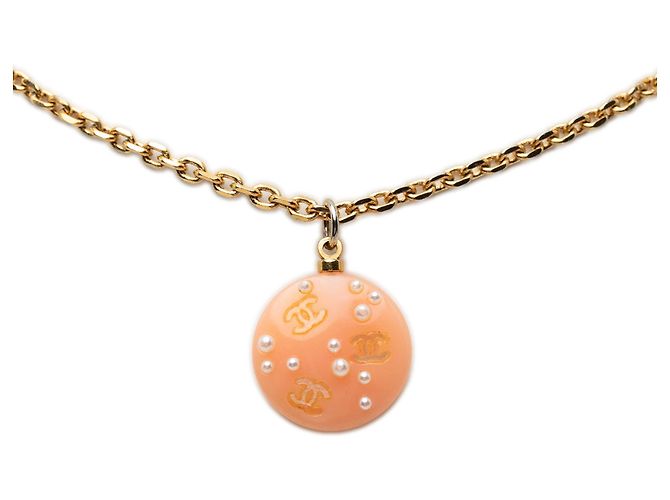 Collana con pendente Chanel CC in resina e perle finte dorate D'oro - vista 2