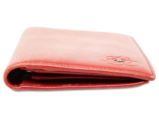 Cartera larga de piel gofrada Chanel CC Camellia roja - vista 3