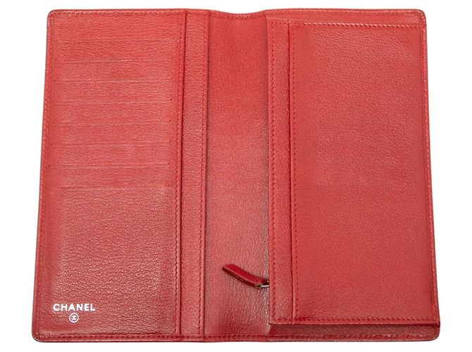 Cartera larga de piel gofrada Chanel CC Camellia roja - vista 4