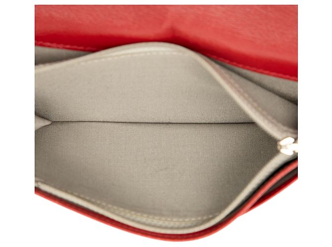 Cartera larga de piel gofrada Chanel CC Camellia roja - vista 5