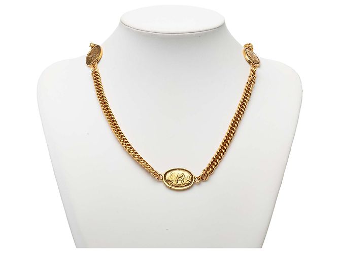 Collana con medaglione a corona Chanel CC placcata oro D'oro - vista 4