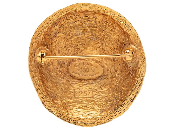 Spilla rotonda Chanel CC placcata oro D'oro - vista 2