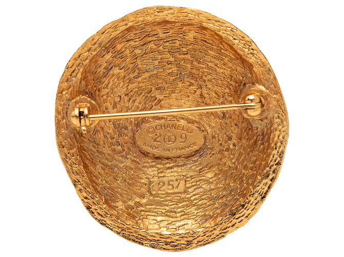 Spilla rotonda Chanel CC placcata oro D'oro - vista 3