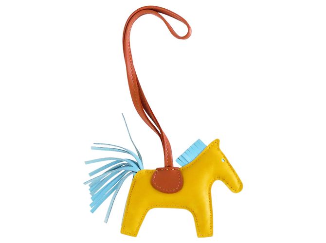 Hermès Grigri Rodeo Bag Charm PM aus Milo Lammleder, Gelb - Ansicht 2