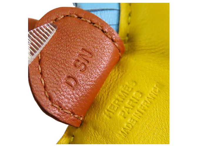 Hermès Grigri Rodeo Bag Charm PM aus Milo Lammleder, Gelb - Ansicht 3