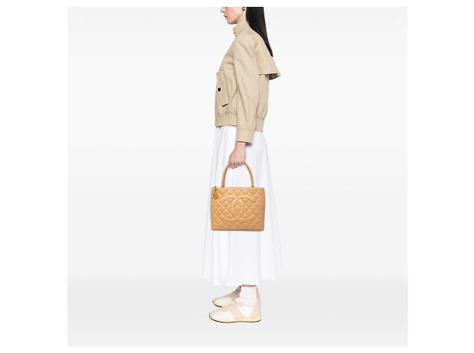 Tote Chanel Caviar Medallion Beige - vista 7