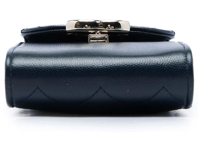 Portacellulare Chanel Caviar blu con cordino e borsa a tracolla con catena - vista 3