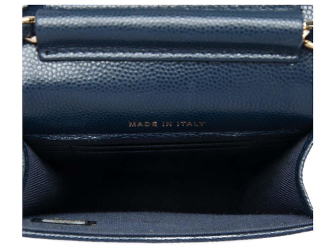 Portacellulare Chanel Caviar blu con cordino e borsa a tracolla con catena - vista 4