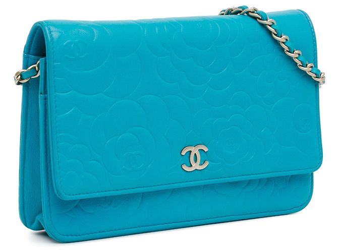 Wallet On Chain Borsa a tracolla con catena Chanel in pelle di agnello con stampa CC e camelia blu - vista 2