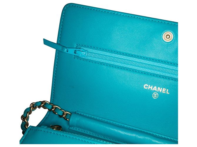 Wallet On Chain Borsa a tracolla con catena Chanel in pelle di agnello con stampa CC e camelia blu - vista 8