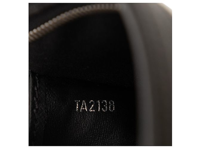 Borsa a Pochette Voyage MM Louis Vuitton Taiga Nera Nero - vista 6