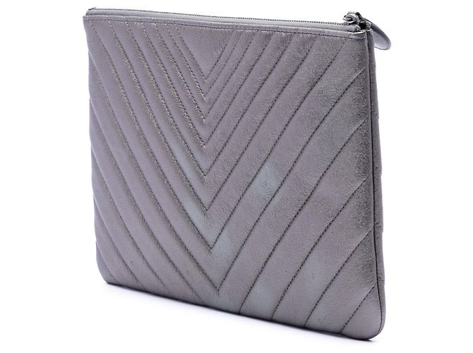 Chanel O Case Clutch Chevron Metallic Kalbsleder Grau Medium - Ansicht 2