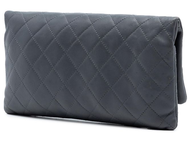 Graue Chanel CC gesteppte Lammleder-Foldover-Clutch - Ansicht 2