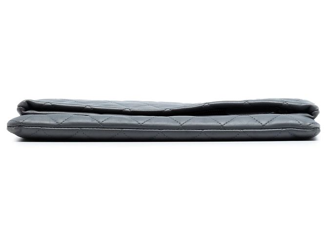 Graue Chanel CC gesteppte Lammleder-Foldover-Clutch - Ansicht 3