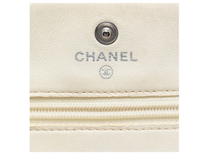 Wallet On Chain Chanel CC gesteppte perforierte Lammleder Crossbody-Wallet Bag in Weiß - Ansicht 5