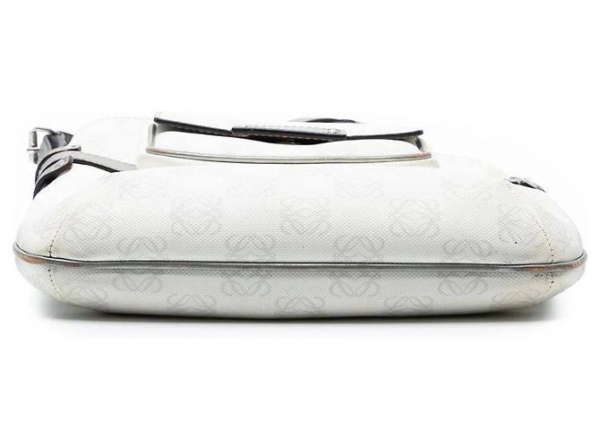 LOEWE Anagram Crossbody aus beschichtetem Canvas in Weiß - Ansicht 3
