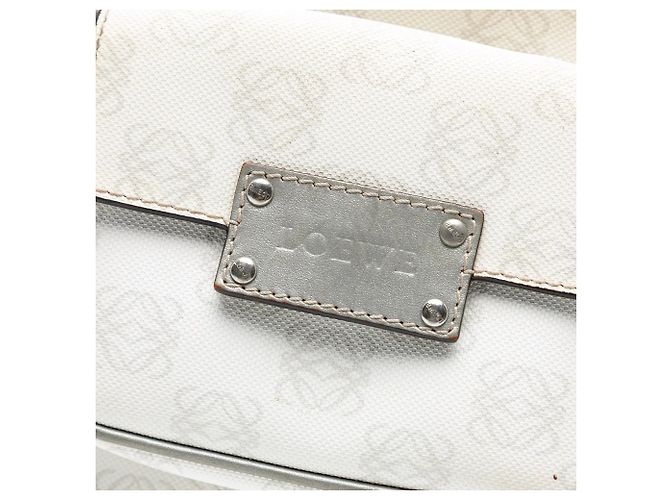 LOEWE Anagram Crossbody aus beschichtetem Canvas in Weiß - Ansicht 6